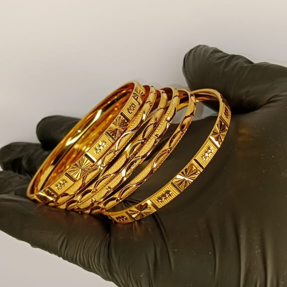 Bangles for Girls & Ladies Luxurious Gold Plated  – 2 Bangles + 4 Churiyan Set with Elegant Box – 2.5 Inch Size – Ideal for Weddings & Special Occasions